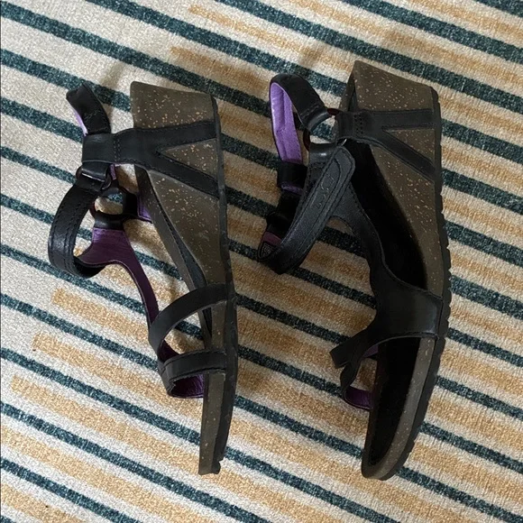 Women's Teva Black Leather Sandals, size 8 - Picture 3 of 7